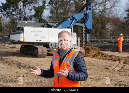 31 mars 2022, Brandenburg, Blankenfelde-Mahlow: Alexander Kaczmarek, représentant du groupe de Deutsche Bahn (DB) pour les États de Berlin, Brandebourg et Mecklembourg-Poméranie occidentale, parle au début de la construction du pont ferroviaire pour le projet de construction du chemin de fer de Dresdner. À partir de 2024, le nouveau pont près du village de Waldblick éliminera l'interruption actuelle du sentier du mur de Berlin par les lignes de S-Bahn et de train principal dans l'ancienne bande frontalière entre Berlin-est et Berlin-Ouest. Cela éliminera également les longs détours pour les piétons et les cyclistes. Photo: Sören Stache/dpa Banque D'Images