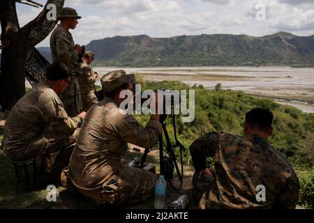 Manille, Philippines. 31st mars 2022. Les soldats américains coordonnent les lieux de tir pour lancer des frappes aériennes et de l'artillerie sur leur cible fictive lors des exercices militaires 'Balikatan' à Crow Valley dans les CAPAS, province de Tarlac au nord de Manille, Philippines. 31 mars 2022. Crédit : ZUMA Press, Inc./Alay Live News Banque D'Images