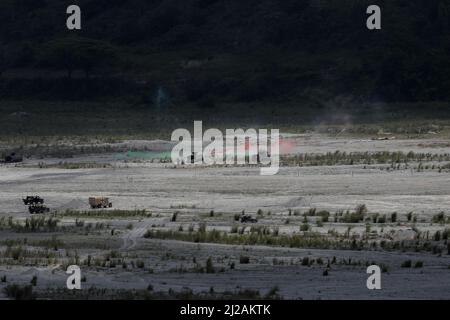 Manille, Philippines. 31st mars 2022. Des véhicules militaires se manœuvrent à l'intérieur des terres tandis que des soldats américains et philippins font leur assaut sur des cibles fictives lors des exercices militaires de Balikatan à Crow Valley, dans la province de Tarlac, au nord de Manille, aux Philippines. 31 mars 2022. Crédit : ZUMA Press, Inc./Alay Live News Banque D'Images