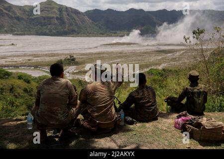 Manille, Philippines. 31st mars 2022. Les soldats américains coordonnent les lieux de tir pour lancer des frappes aériennes et de l'artillerie sur leur cible fictive lors des exercices militaires 'Balikatan' à Crow Valley dans les CAPAS, province de Tarlac au nord de Manille, Philippines. 31 mars 2022. Crédit : ZUMA Press, Inc./Alay Live News Banque D'Images