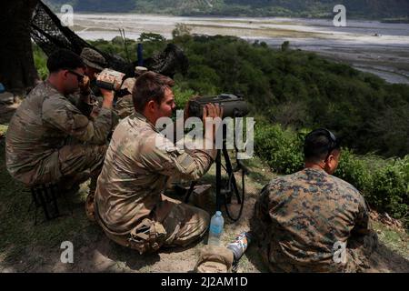 Manille, Philippines. 31st mars 2022. Les soldats américains coordonnent les lieux de tir pour lancer des frappes aériennes et de l'artillerie sur leur cible fictive lors des exercices militaires 'Balikatan' à Crow Valley dans les CAPAS, province de Tarlac au nord de Manille, Philippines. 31 mars 2022. Crédit : ZUMA Press, Inc./Alay Live News Banque D'Images