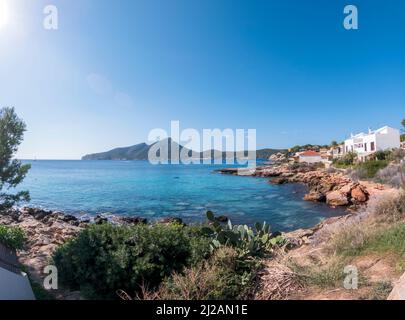 Vue sur l'île de sa dragonera couverte de forêt verte entourée d'eau de mer méditerranéenne, Majorque, Iles Baléares, Espagne, Europe Banque D'Images