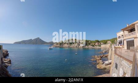 Vue sur l'île de sa dragonera couverte de forêt verte entourée d'eau de mer méditerranéenne, Majorque, Iles Baléares, Espagne, Europe Banque D'Images