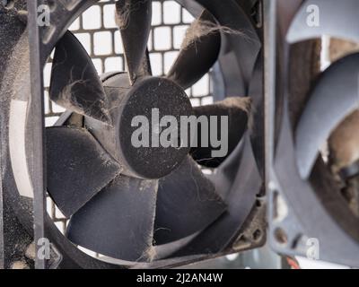 Un ventilateur poussiéreux dans un boîtier d'ordinateur. Gros plan. Banque D'Images