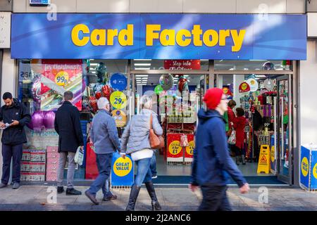 Cardiff, pays de Galles, Royaume-Uni, 30 novembre 2018 : magasin de cartes logo signe publicitaire en dehors de son commerce de détail anniversaire Noël et boutique de cartes de voeux Banque D'Images