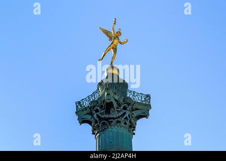 PARIS, FRANCE - 30 AOÛT 2019 : c'est la sculpture dorée du Genius de la liberté, couronnant la colonne de la place de la Bastille. Banque D'Images