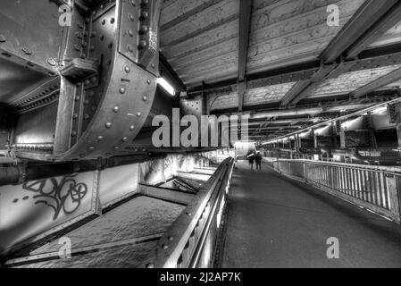 Berlin Friedrichstrasse, Unter der S-Bahnbrücke Banque D'Images