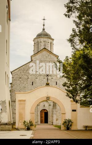 Église principale en pierre dans le monastère. Le monastère de Kovilj est un monastère de l'église orthodoxe serbe de Bačka, en Voïvodine (Serbie). Il est situé à côté du Banque D'Images