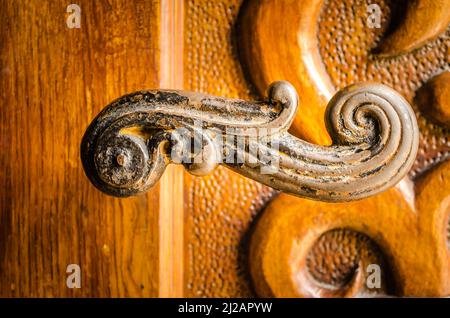 Porte en métal sur la porte en bois du monastère. Le monastère de Kovilj est un monastère de l'église orthodoxe serbe de Bačka, en Voïvodine (Serbie). C'est le cas Banque D'Images