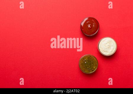 Différents types de sauces dans des bols sur un plateau de couleur . Vue de dessus. Divers sauces espace de copie. Banque D'Images