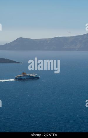 Santorini, Grèce - 10 mai 2021 - Un ferry partant du port d'Athinios à Santorin et des mouettes qui volent autour Banque D'Images