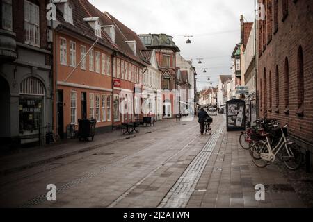 La ville de Helsingor, au Danemark, située le long du rivage du détroit d'Oresund. Des ferries relient le Danemark à la Suède depuis ce port. Banque D'Images