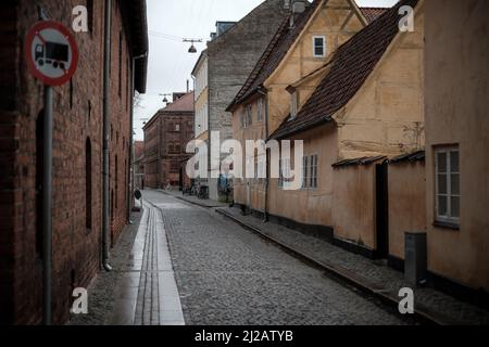 La ville de Helsingor, au Danemark, située le long du rivage du détroit d'Oresund. Des ferries relient le Danemark à la Suède depuis ce port. Banque D'Images