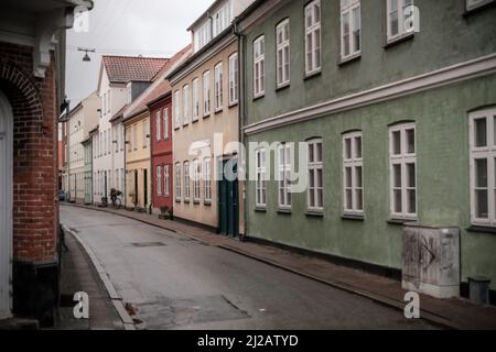 La ville de Helsingor, au Danemark, située le long du rivage du détroit d'Oresund. Des ferries relient le Danemark à la Suède depuis ce port. Banque D'Images