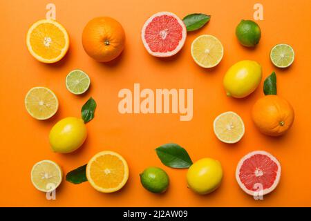 Plat d'agrumes comme le citron vert, l'orange et le citron avec des feuilles de citronniers sur fond clair de couleur faisant un cadre. Espace pour texte sain concep Banque D'Images