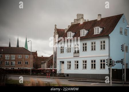 La ville de Helsingor, au Danemark, située le long du rivage du détroit d'Oresund. Des ferries relient le Danemark à la Suède depuis ce port. Banque D'Images