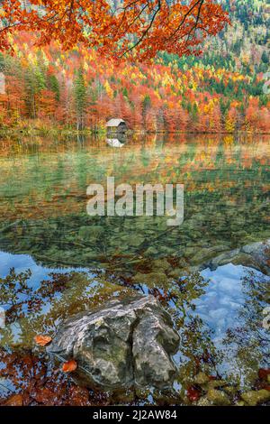 Étonnante scène automnale du lac Hinterer Langbathsee.Destination Poppular travell.Lieu: Vorderer Langbathsee, région de Salzkammergut, Austr Banque D'Images