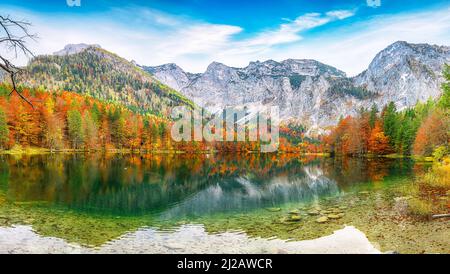 Étonnante scène automnale du lac Hinterer Langbathsee.Destination Poppular travell.Lieu: Vorderer Langbathsee, région de Salzkammergut, Austr Banque D'Images