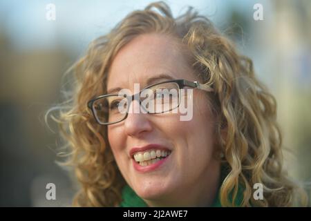 Linlithgow Ecosse, Royaume-Uni Mars 31 2022. Patrick Harvie et Lorna Slater, co-leaders du Parti Vert écossais, sont rejoints par des candidats sur la place de la ville pour lancer la campagne électorale locale du parti. Credit sst/alamy Live news Banque D'Images