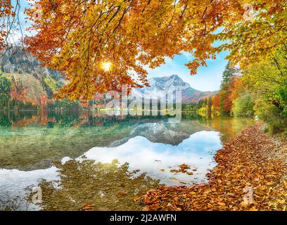 Fabuleuse scène d'automne du lac Vorderer Langbathsee.Destination Poppular travell.Lieu: Vorderer Langbathsee, région de Salzkammergut, haute-Autriche, Banque D'Images