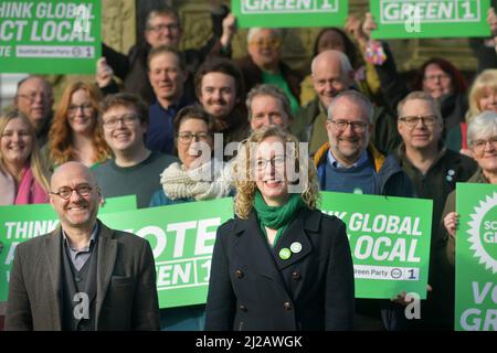 Linlithgow Ecosse, Royaume-Uni Mars 31 2022. Patrick Harvie et Lorna Slater, co-leaders du Parti Vert écossais, sont rejoints par des candidats sur la place de la ville pour lancer la campagne électorale locale du parti. Credit sst/alamy Live news Banque D'Images