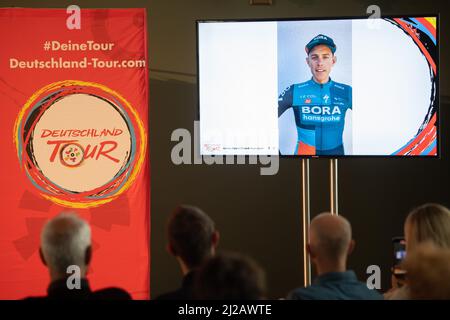 31 mars 2022, Hessen, Francfort-sur-le-main: Nils Politt, vainqueur du classement général du Tour d'Allemagne 2021, parle dans un message vidéo lors de la présentation de la route du Tour d'Allemagne 2022. La course cycliste aura lieu du 24 au 28 août 2022, en quatre étapes plus un prologue. Il commence à Weimar et mène à Stuttgart via Marburg et Freiburg. Photo: Sebastian Gollnow/dpa Banque D'Images