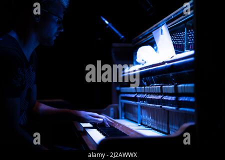 Pianiste masculin jouant sur un vieux piano Banque D'Images