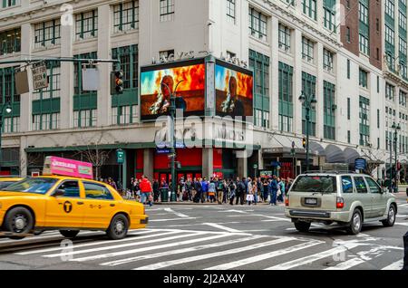 Macy's Department Store entrée New York City avec la rue de la ville et le passage en face pendant la journée ensoleillée d'hiver, taxi jaune est traîné, horizontal Banque D'Images