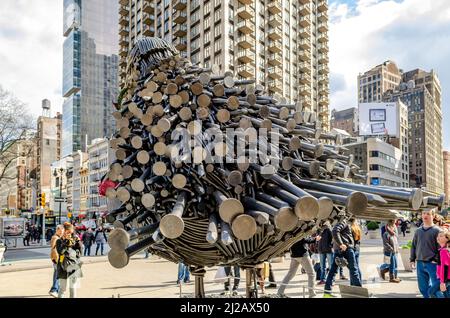 Colombe faite de clou noir, vue arrière, Art à Flatiron public Plaza, New York City pendant la journée d'hiver ensoleillée, les gens se tenant autour de prendre des photos et Banque D'Images