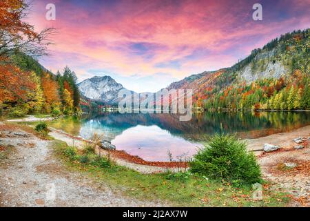 Superbe scène d'automne du lac Vorderer Langbathsee.Destination Poppular travell.Lieu: Vorderer Langbathsee, région de Salzkammergut, haute-Autriche, Banque D'Images