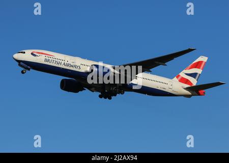 Un Boeing 777 exploité par British Airways part de l'aéroport de Londres Heathrow Banque D'Images