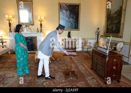 La reine Elizabeth II, en résidence au château de Windsor, apparaît sur un écran par videolink, lors d'une audience virtuelle pour recevoir l'ambassadeur de la République fédérale démocratique du Népal son Excellence M. Gyan Chandra Acharya et Mme Acharya à Buckingham Palace, Londres. Date de la photo: Jeudi 31 mars 2022. Banque D'Images