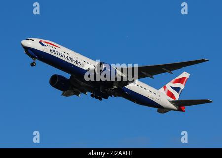 Un Boeing 777 exploité par British Airways part de l'aéroport de Londres Heathrow Banque D'Images