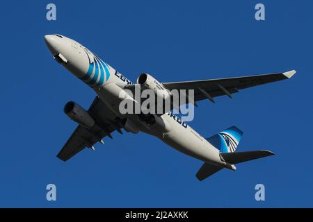 Un Airbus A330 Freighter exploité par EgyptAir Cargo part de l'aéroport de Londres Heathrow Banque D'Images