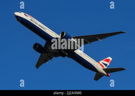 Un Boeing 777 exploité par British Airways part de l'aéroport de Londres Heathrow Banque D'Images