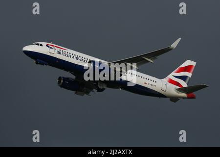 Un Airbus A320 exploité par British Airways part de l'aéroport de Londres Heathrow Banque D'Images