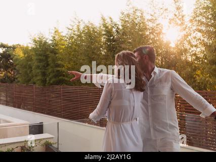 Le couple Senior bénéficie sur la terrasse d'une maison de luxe pendant les vacances. Mise au point sélective Banque D'Images