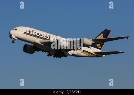 Un Airbus A380 exploité par Singapore Airlines part de l'aéroport de Londres Heathrow Banque D'Images