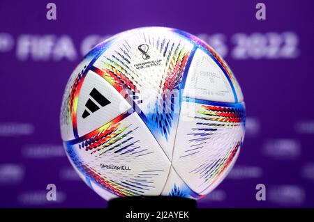 L'Adidas Al Rihla, la balle de match officielle de la coupe du monde de la FIFA 2022 exposée lors d'une conférence de presse à la suite du Congrès de la FIFA 72nd au Centre d'exposition et de congrès de Doha, Doha. Date de la photo: Jeudi 31 mars 2022. Banque D'Images