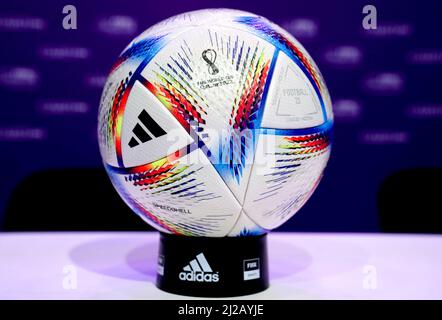 L'Adidas Al Rihla, la balle de match officielle de la coupe du monde de la FIFA 2022 exposée lors d'une conférence de presse à la suite du Congrès de la FIFA 72nd au Centre d'exposition et de congrès de Doha, Doha. Date de la photo: Jeudi 31 mars 2022. Banque D'Images