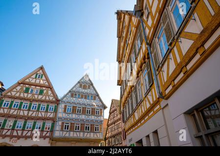 Place pittoresque de Herrenberg entourée par les plus belles maisons à colombages. Herrenberg est une ville au milieu du Bade-Wurtemberg, Banque D'Images