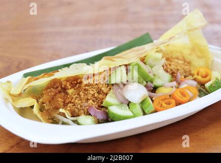 Cuisine et nourriture, Banh Xeo, crêpe savoureuse vietnamienne ou omelette croustillante farcie vietnamienne avec crevettes séchées et pousses de haricots. Banque D'Images