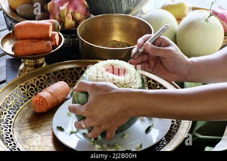 Les sculptures de Melon, de pastèque et de carotte aux fruits et légumes thaïlandais sont des motifs floraux. Banque D'Images