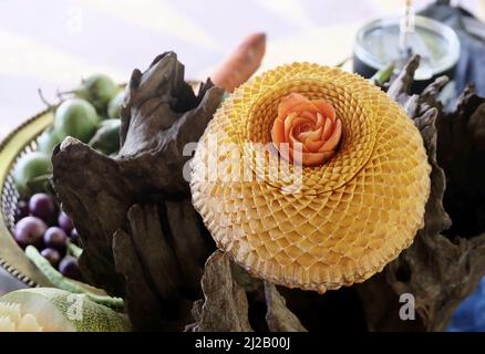 Les sculptures de Melon, de pastèque et de carotte aux fruits et légumes thaïlandais sont des motifs floraux. Banque D'Images