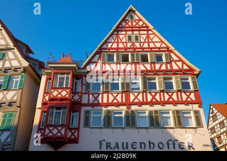 Place pittoresque de Herrenberg entourée par les plus belles maisons à colombages. Herrenberg est une ville au milieu du Bade-Wurtemberg, Banque D'Images