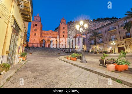 Vue imprenable en soirée sur la cathédrale-basilique de Cefalu ou le Duomo di Cefalu et la place Piazza del Duomo. Destination de voyage populaire de la Méditerranée Banque D'Images