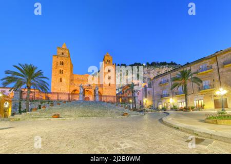 Vue imprenable en soirée sur la cathédrale-basilique de Cefalu ou le Duomo di Cefalu et la place Piazza del Duomo. Destination de voyage populaire de la Méditerranée Banque D'Images