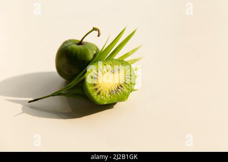 Photographie créative, mini kiwis fruits Banque D'Images