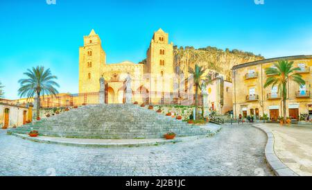 Vue imprenable en soirée sur la cathédrale-basilique de Cefalu ou le Duomo di Cefalu et la place Piazza del Duomo. Destination de voyage populaire de la Méditerranée Banque D'Images