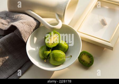 Encore la vie, mini kiwis fruits Banque D'Images